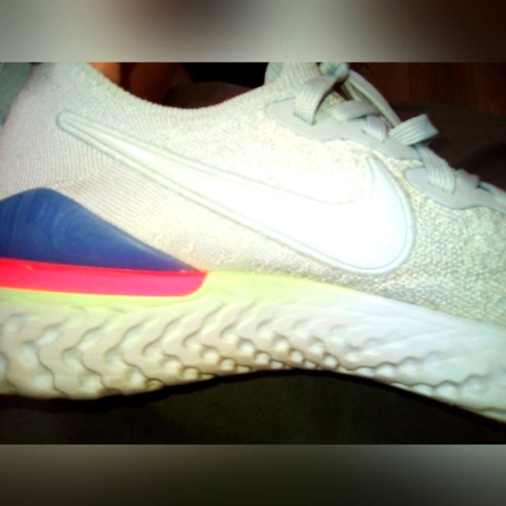 Nike - Picture 2 of 6